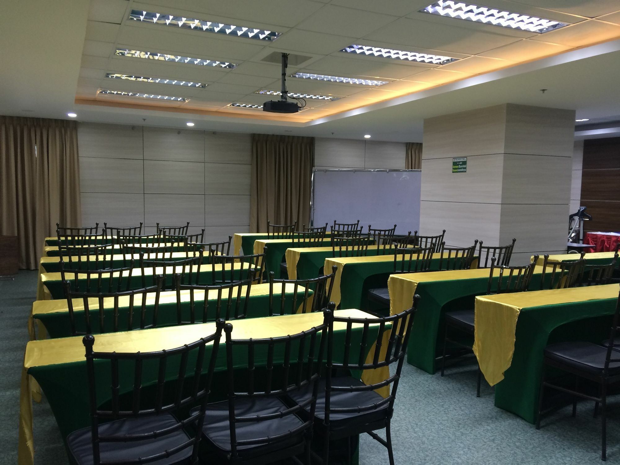 Eurotel Vivaldi Araneta Quezon City Ngoại thất bức ảnh